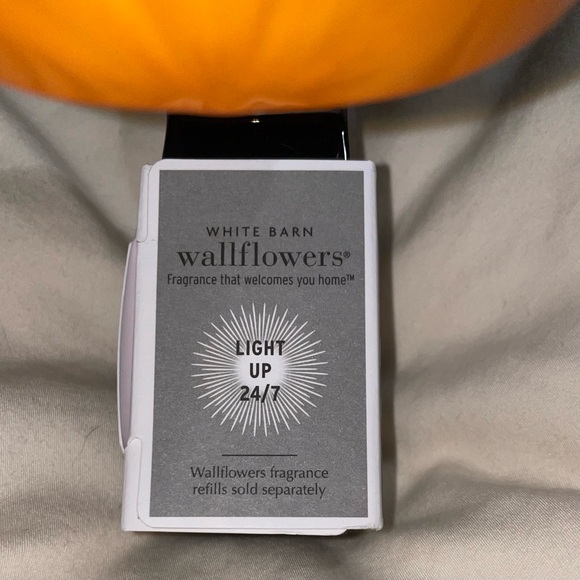 Bath & Body Works Jack O Lantern Pumpkin Wallflower Plug - Picture 4 of 4